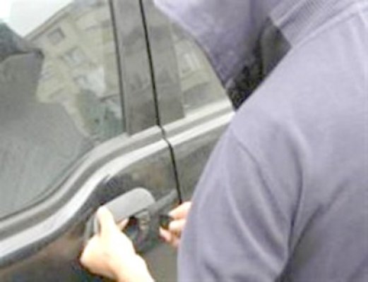 În loc să meargă la şcoală, sparge maşini: minor de 14 ani, cercetat de poliţişti